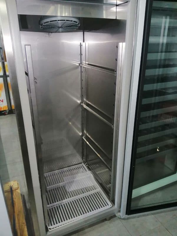 Шкаф холодильный Apach LCRM70NG стеклянная дверь (выставочный)